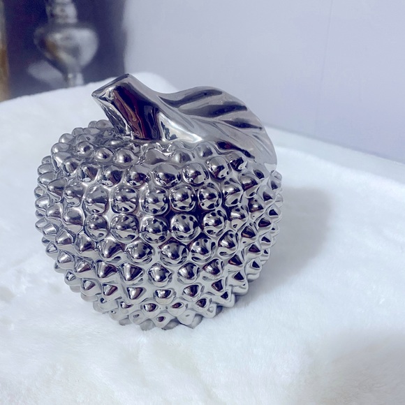 Silver Apple accent decor - Picture 3 of 3